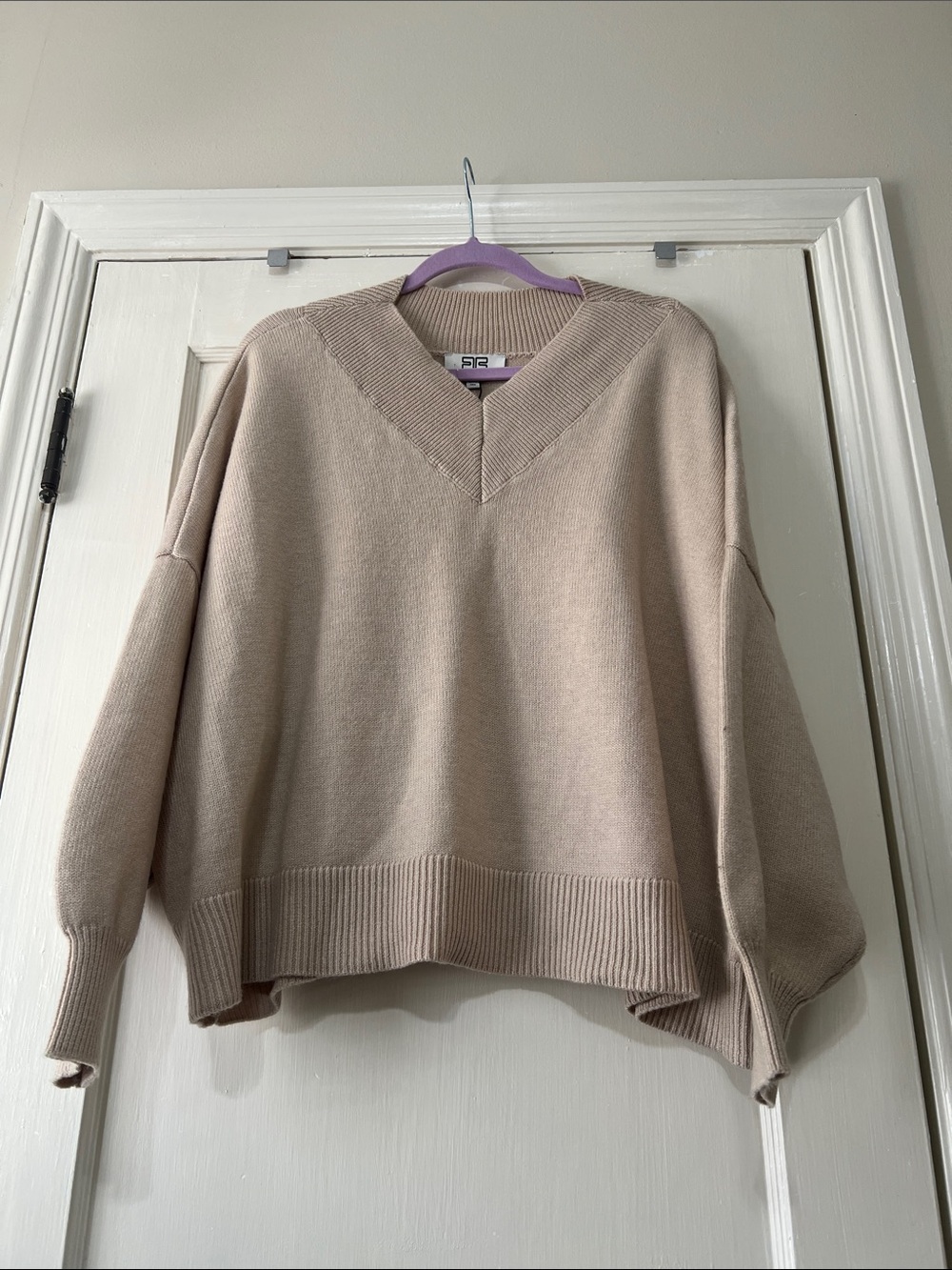 Robert Rodriguez Loni Relaxed V-Neck Sweater in light taupe